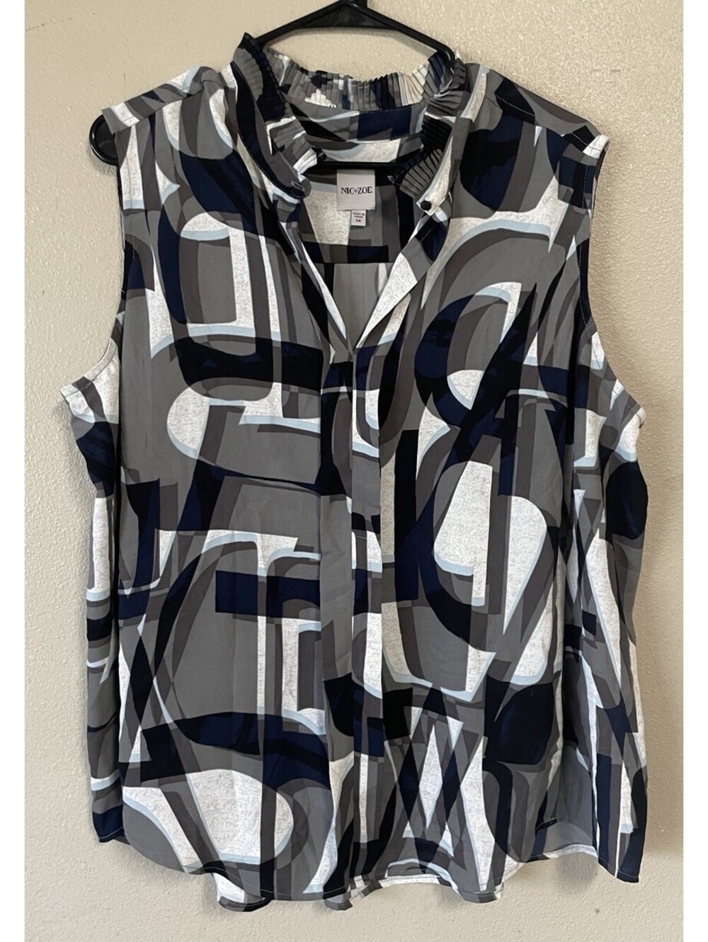 Plus Size Blouse 1x Black White Grey Geometric Ava Viv Sleeveless Vneck